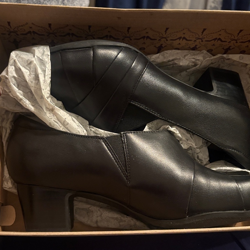 Clarks Women's Black shoes - Picture 7 of 7